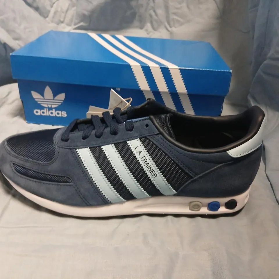 ADIDAS LA TRAINER SNEAKERS – NAVY/WHITE, BOXED UK 9 1/2 (US 10)