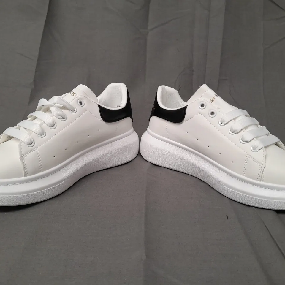 BOXED PAIR OF DESIGNER SHOES IN WHITE/BLACK EU SIZE 38
