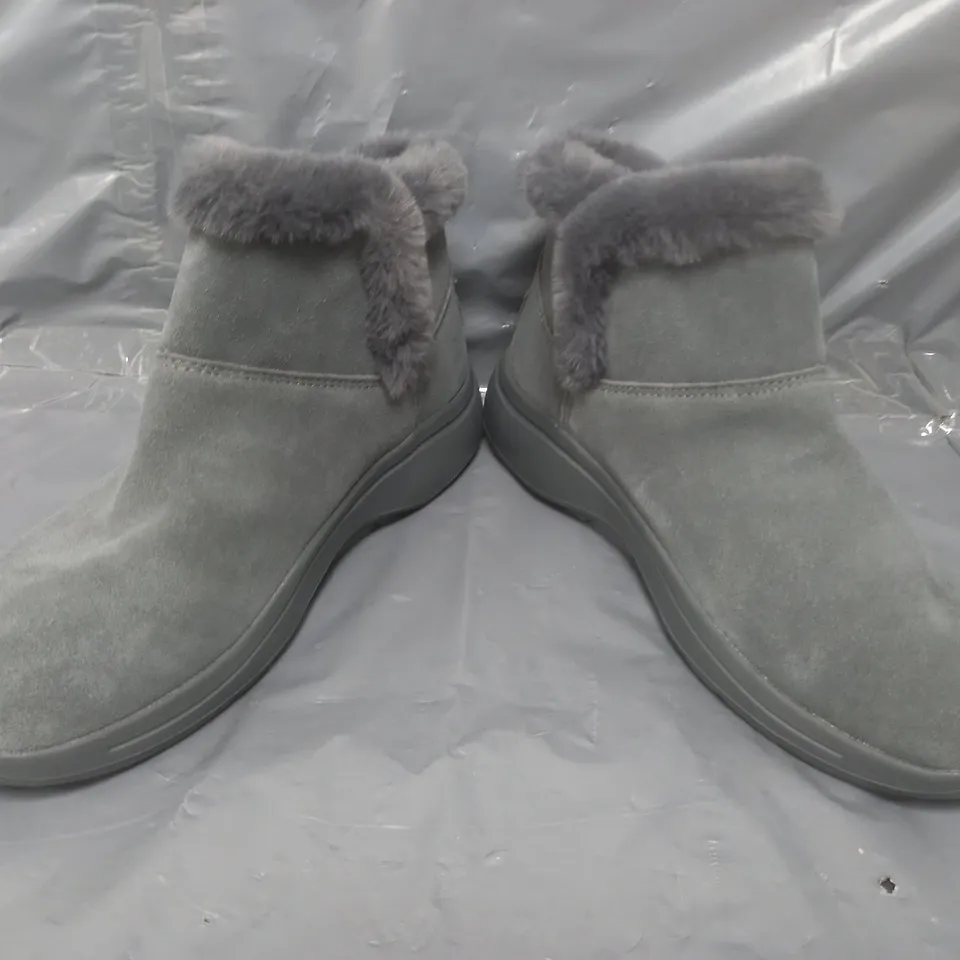 SKECHERS GO WALK ARCH FIT SUEDE CHUGGA BOOT- CHARCOAL SIZE 6