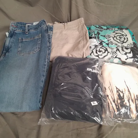 APPROXIMATELY 20 ASSORTED CLOTHING ITEMS IN VARIOUS SIZES AND STYLES TO INCLUDE - JEANS, TROUSERS, HOODIE, ETC