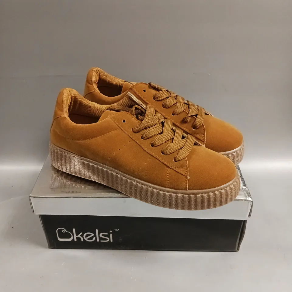 BOXED PAIR OF BKELSI Y118 WEDGE TRAINERS IN CAMEL - 5