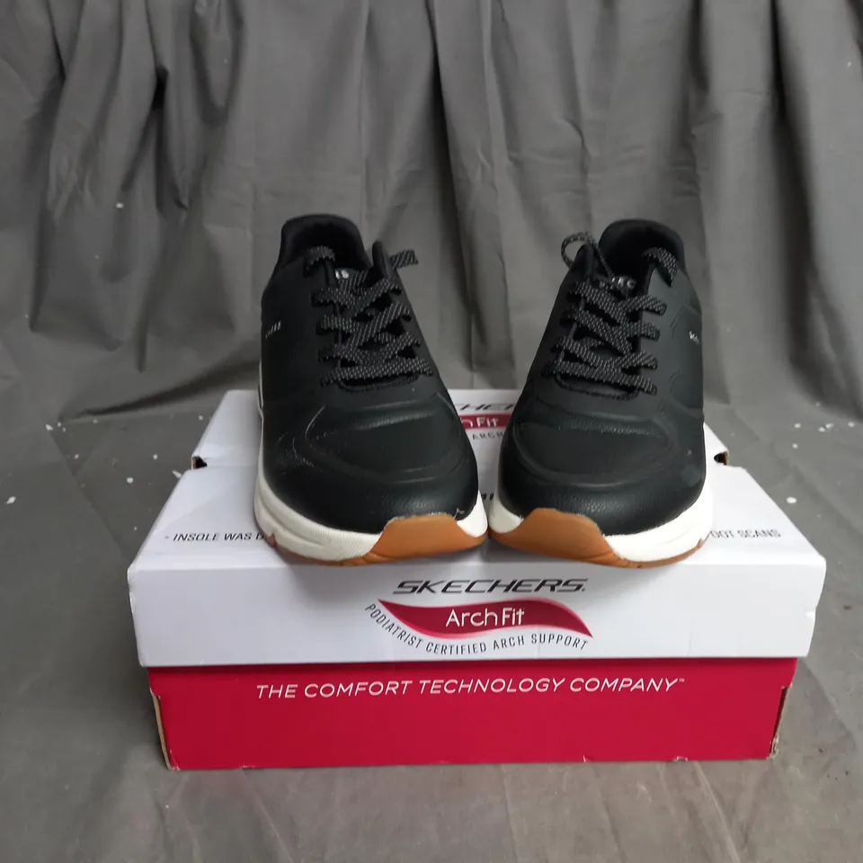 BOXED BLACK SKETCHERS ARCH FIT TRAINERS SIZE 5 