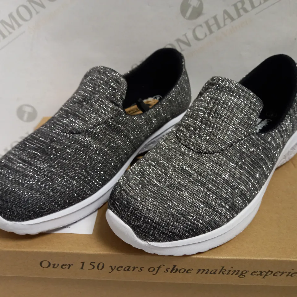 CUSHION WALK MEMORY FOAM SILVER SHOES - SIZE 3