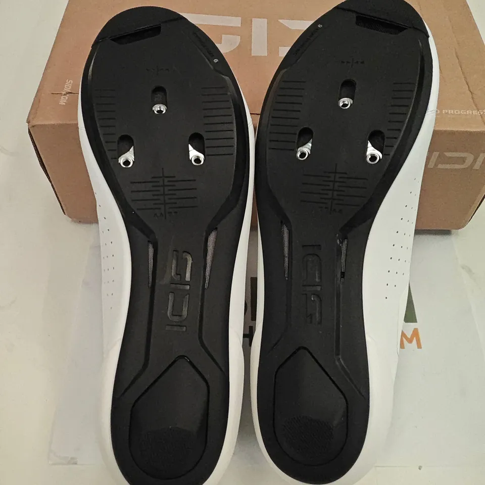 GENIUS X WHITE CYCLING SHOES – UK 9.5 (EU 44, US 10.5)