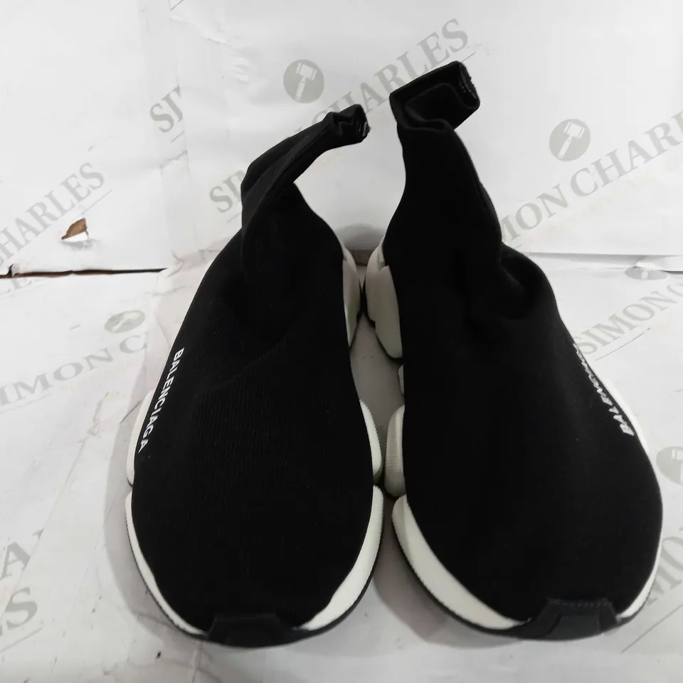 PAIR OF BALENCIAGA SPEED TRAINERS IN BLACK/WHITE - EU 42