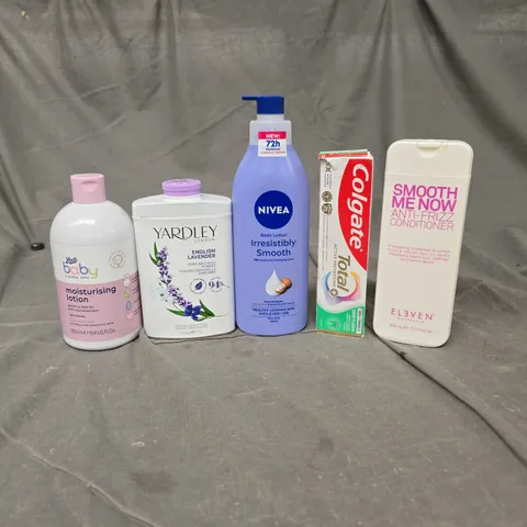APPROXIMATELY 20 ASSORTED HEALTH & BEAUTY PRODUCTS TO INCLUDE YARDLEY PERFUMED BODY POWDER, COLGATE TOOTHPASTE AND NIVEA BODY LOTION
