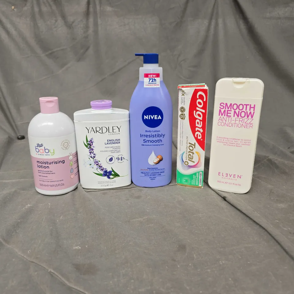 APPROXIMATELY 20 ASSORTED HEALTH & BEAUTY PRODUCTS TO INCLUDE YARDLEY PERFUMED BODY POWDER, COLGATE TOOTHPASTE AND NIVEA BODY LOTION
