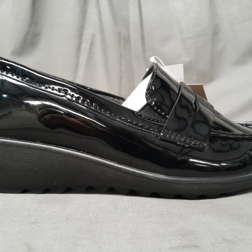 BOXED PAIR OF CUSHION-WALK SHOES IN BLACK SIZE 5