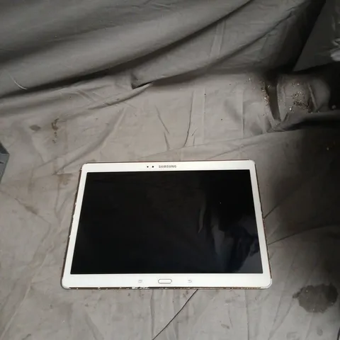 SAMSUNG TABLET – WHITE 