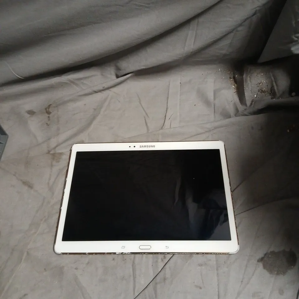 SAMSUNG TABLET – WHITE 