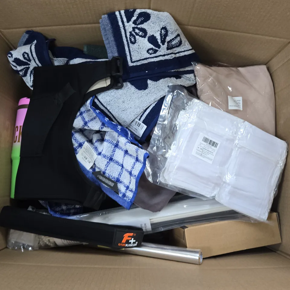 APPROXIMATELY 15 ASSORTED HOUSEHOLD PRODUCTS TO INCLUDE WICKED TUMBLER BOTTLE, RUNNING VEST, LAMINATING PPUCHES, ETC - COLLECTION ONLY