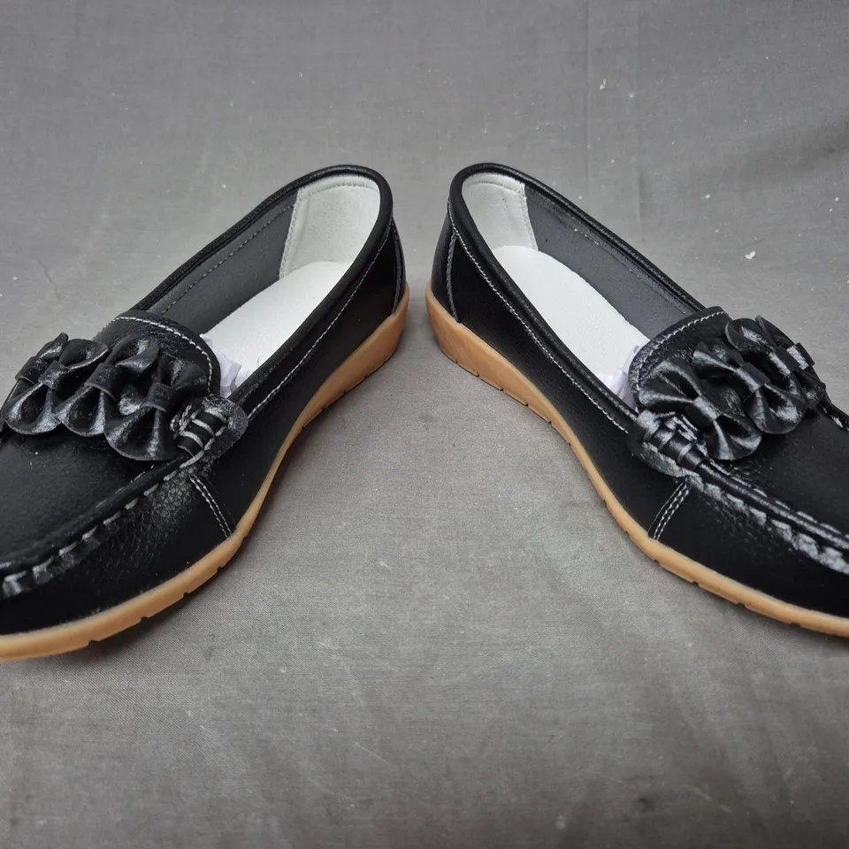 BOXED PAIR OF UNBRANDED LOAFERS IN BLACK EU SIZE 39.5