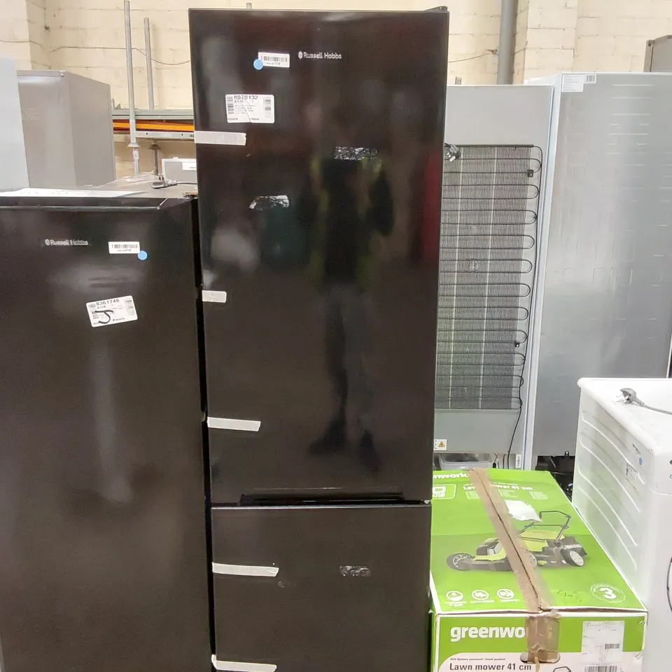 RUSSELL HOBBS RH180FFFF55B FREESTANDING FROST FREE FRIDGE FREEZER WITH ADJUSTABLE THERMOSTAT & FEET, 70/30 279L 180CM HIGH, LED LIGHT, BLACK [ENERGY CLASS F] - UNPROCESSED RAW RETURN