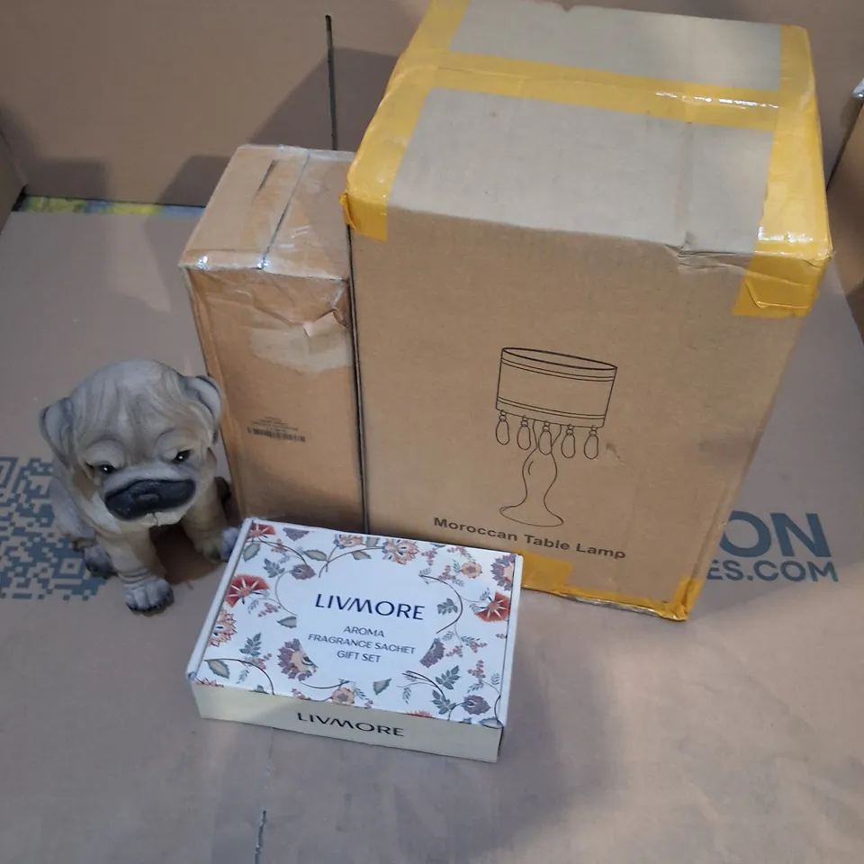 APPROXIMATELY 12 ASSORTED ITEMS TO INCLUDE MOROCCAN TABLE LAMP, LICMORE FRAGRANCE SACHET SET, PUG ORNAMENT, ETC