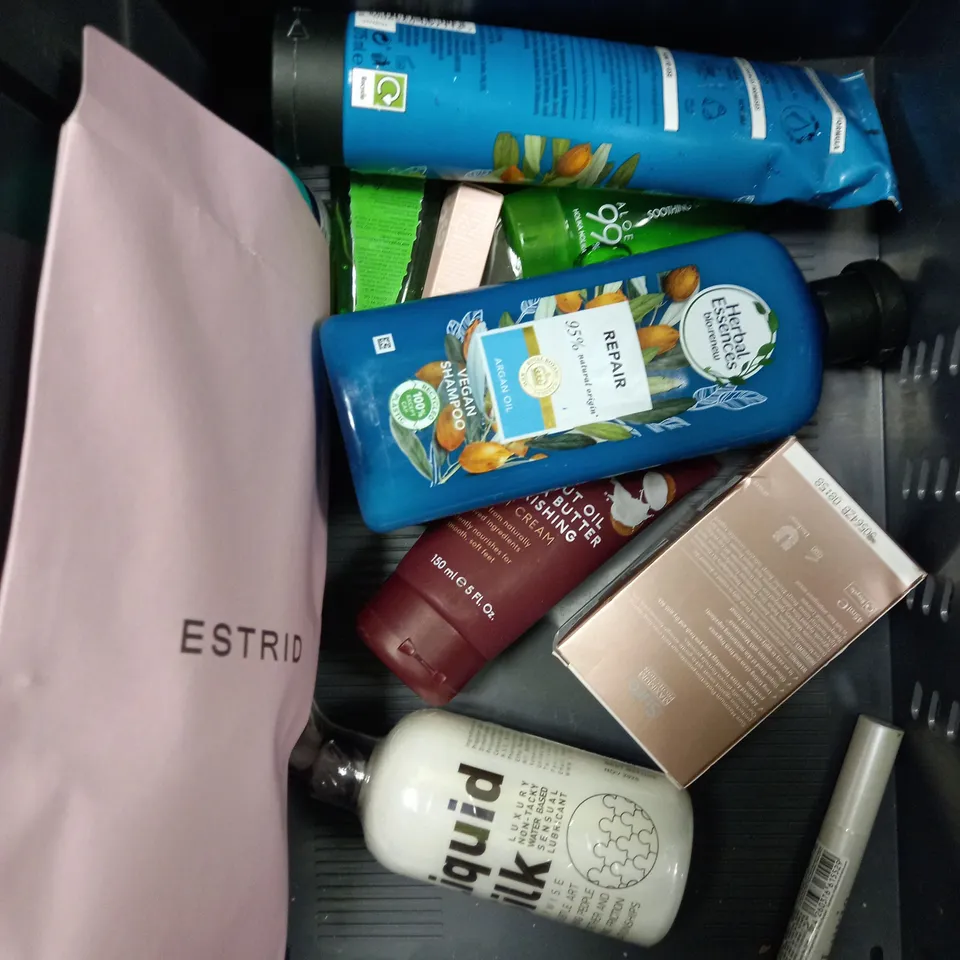 BOX OF APPROXIMATELY 20 ASSORTED HEALTH & BEAUTY PRODUCTS TO INCLUDE GEHWOL FOOT POWDER, ARGAN OIL CONDITIONER, REVOLUTION AHA SMOOTHING INTENSE MOISTURE LOTION ETC