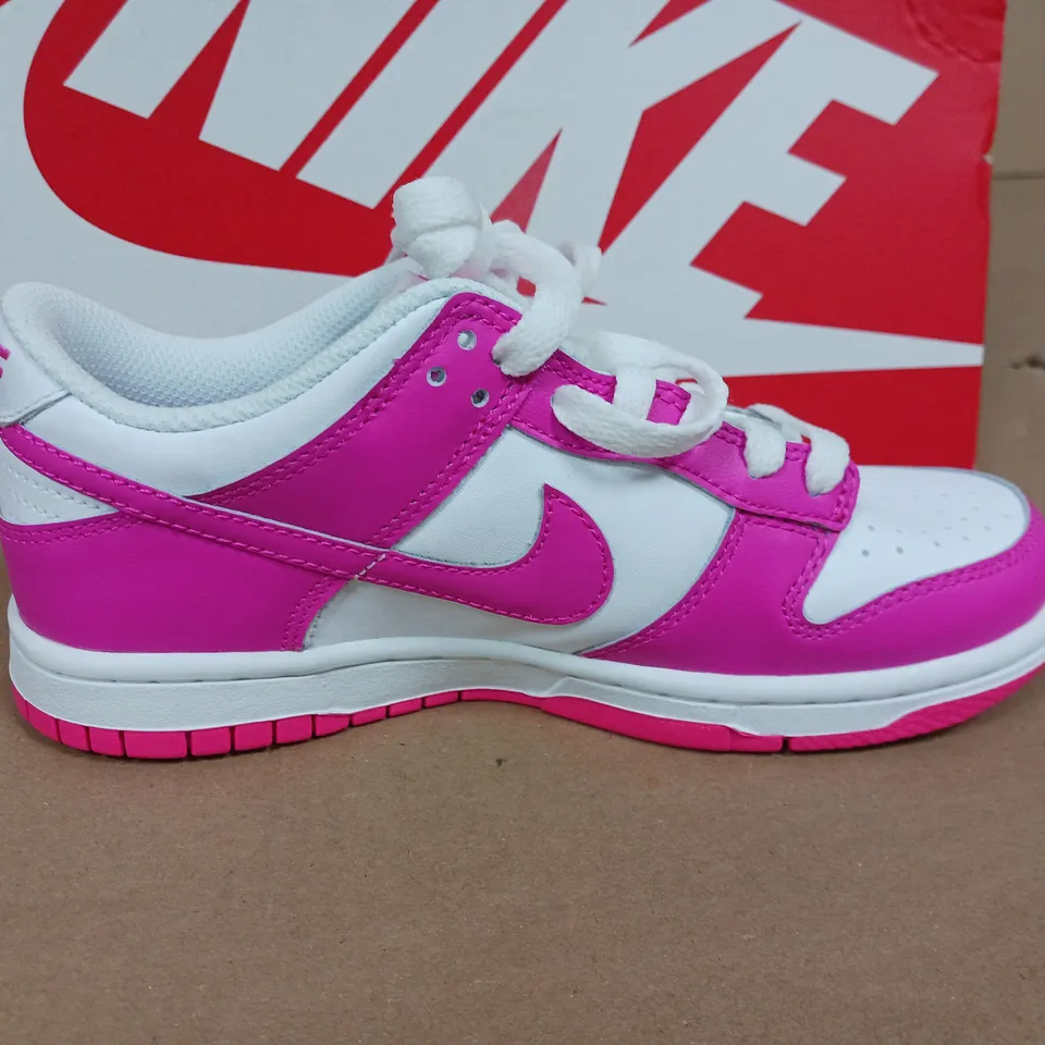 BOXED PAIR OF NIKE DUNK LOW GS TRAINERS IN WHITE/PINK - UK 3