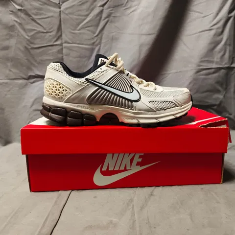 BOXED PAIR OF NIKE WOMEN'S ZOOM VOMERO 5 TRAINERS IN OFF WHITE SIZE UK 5.5
