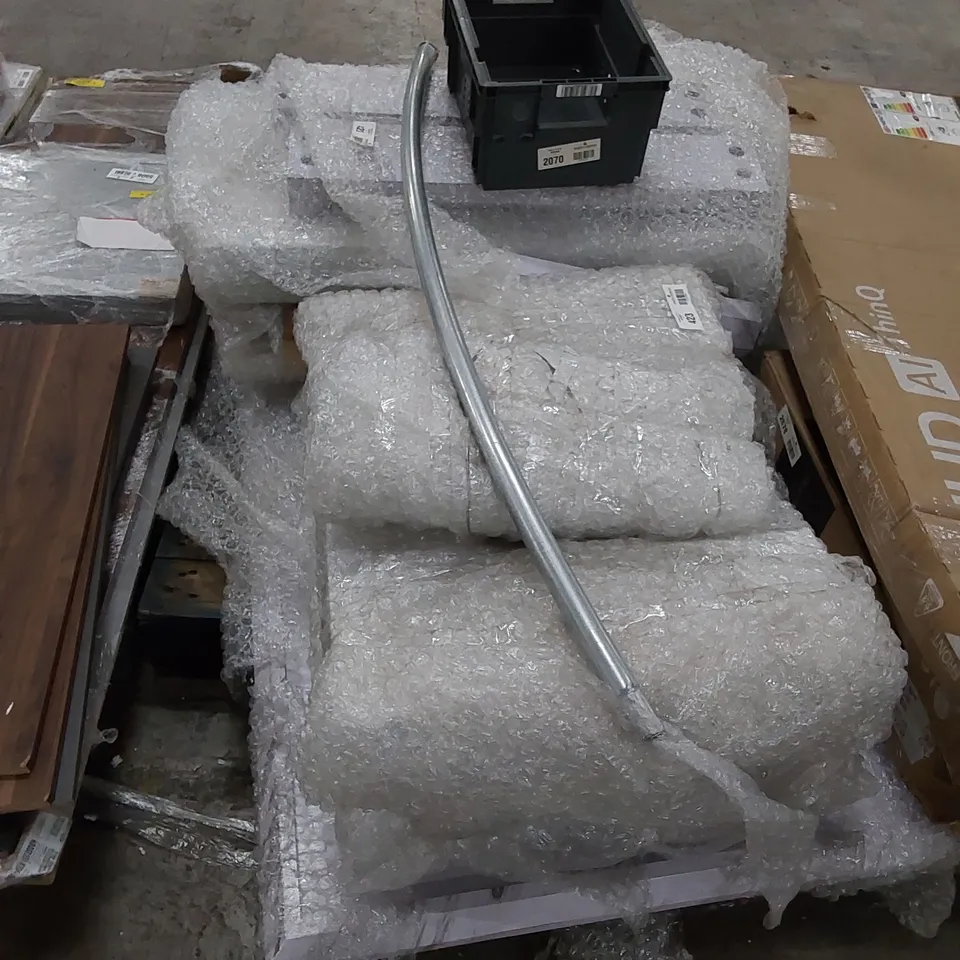 PALLET CONTAINING ASSORTED FURNITURE AND FURNITURE PARTS 