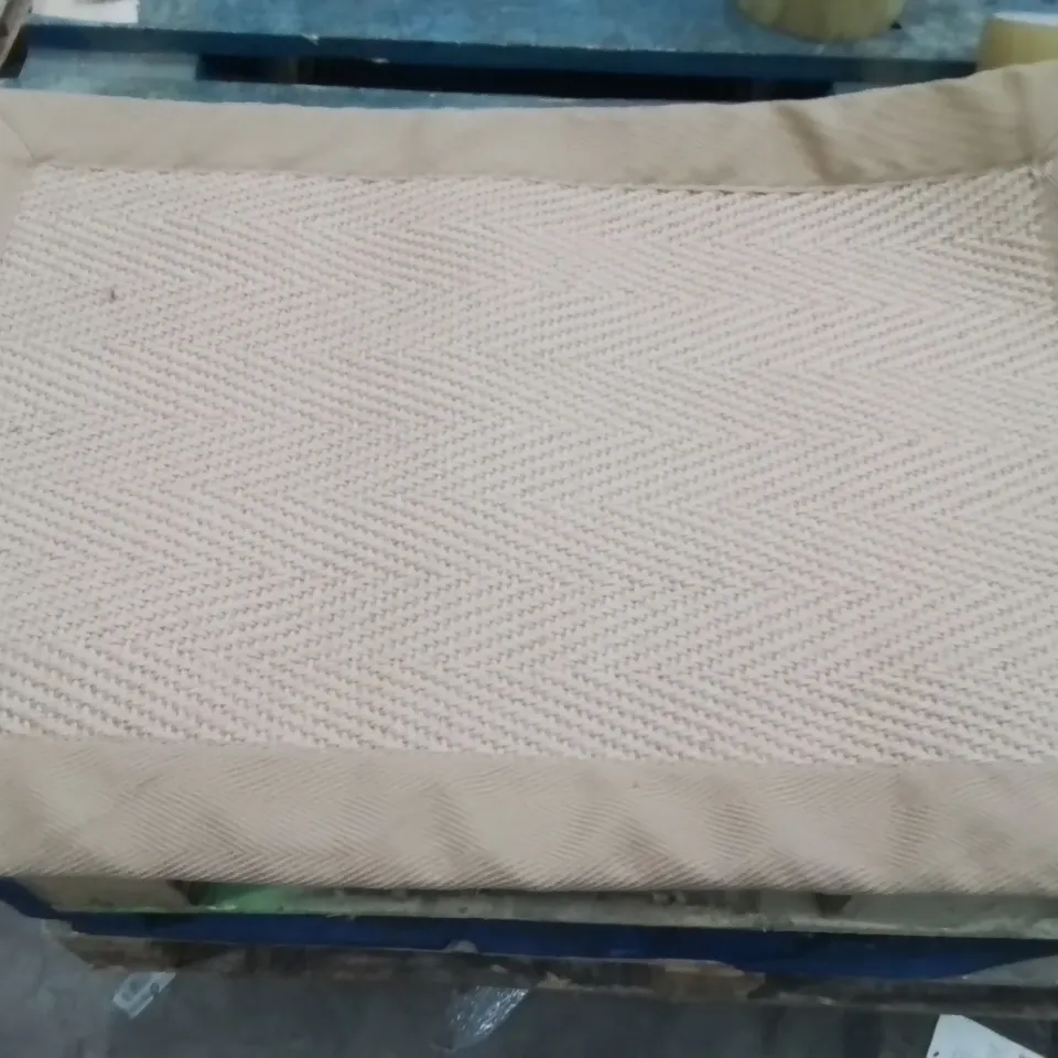 QUALITY DESIGNER AREA RUG - APPROXIMATELY 60X40CM
