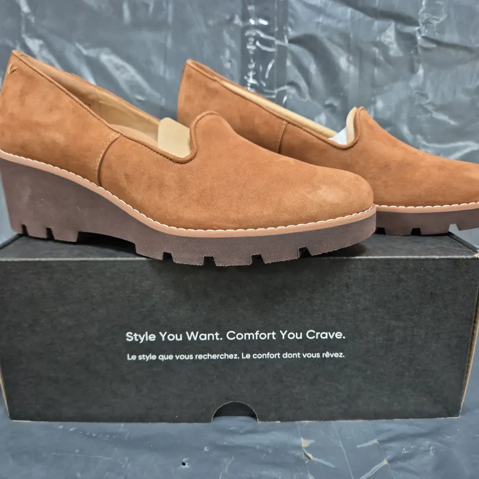 BOXED PAIR OF VIONIC WEDGE SLIP ON SHOES IN TAN SIZE 6