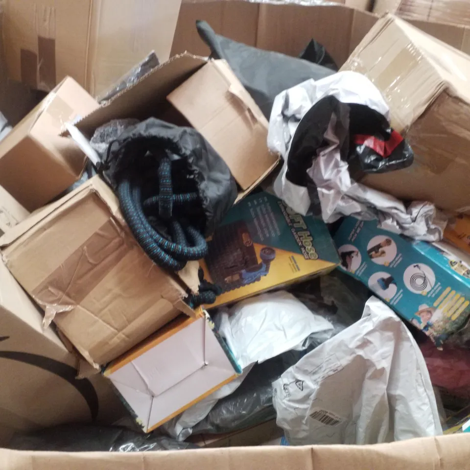 PALLET CONTAINING ASSORTED GARDEN HOSES & INFLATABLES 