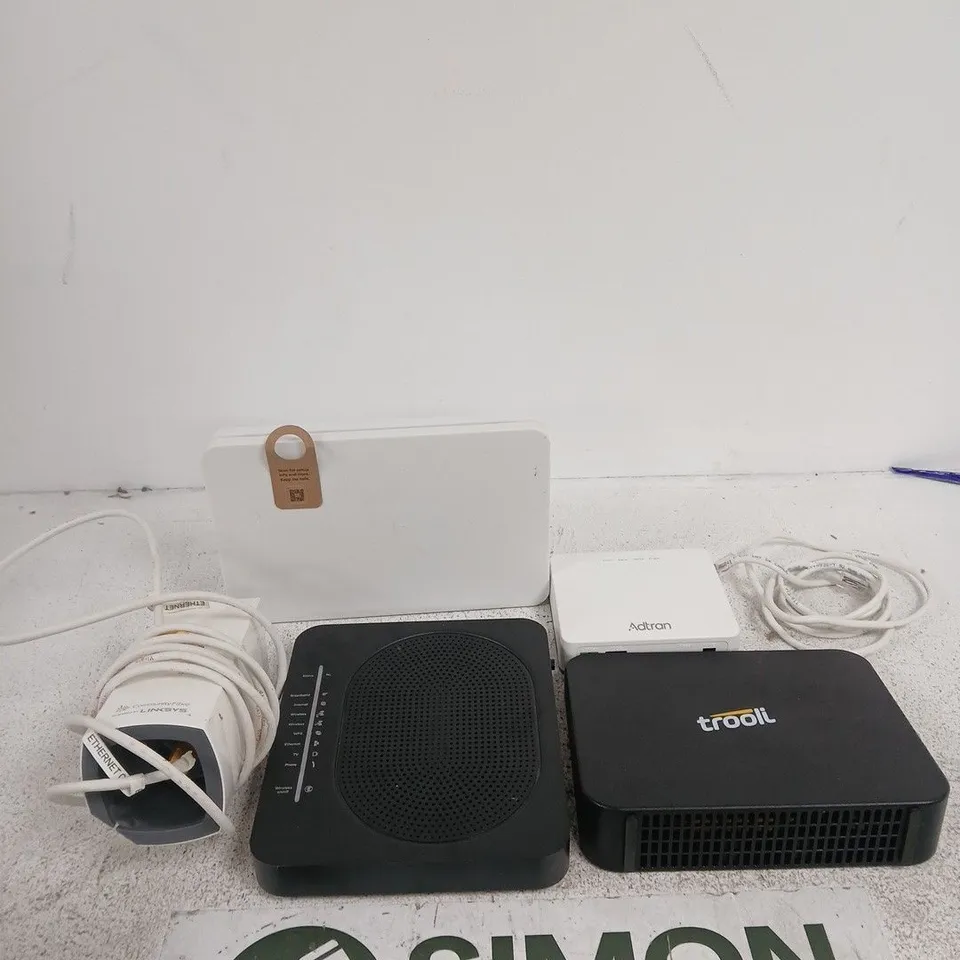 TOTE OF APPROXIMATELY 10 ASSORTED ITEMS INCLUDING TECHNICOLOR ROUTER, ADTRAN ROUTER SDX631 AND SKY ROUTER