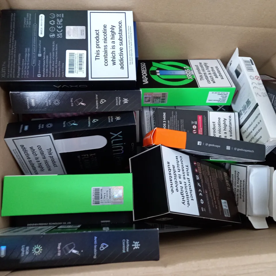 ASSORTED 40 E-CIGARATTES TO INCLUDE VAPOO DRAG S , FREEMAX , AND XLIM PRO ETC.