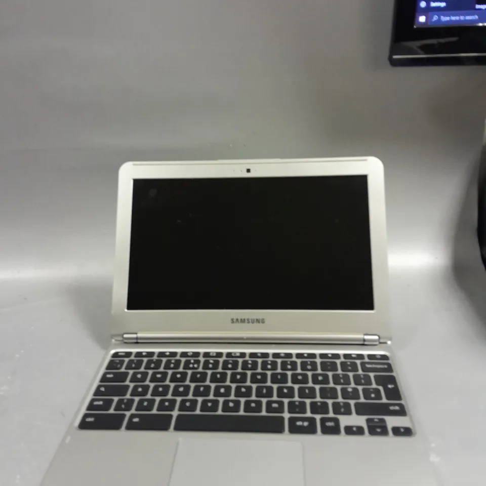 SAMSUNG NOTEBOOK XE303C12