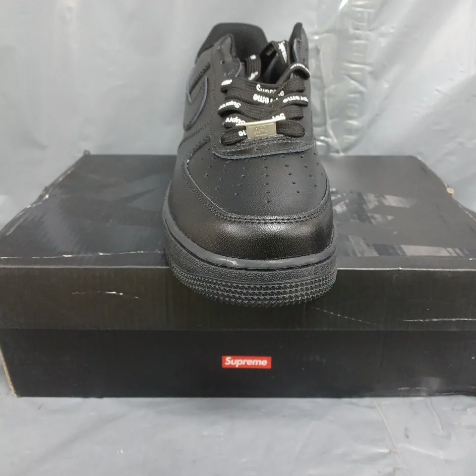BOXED PAIR OF NIKE AIR FORCE 1 '07 SHOES IN BLACK SIZE UK 9