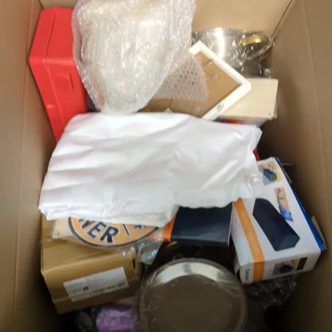 BOX OF APPROXIMATELY 15 ASSORTED HOUSEHOLD ITEMS