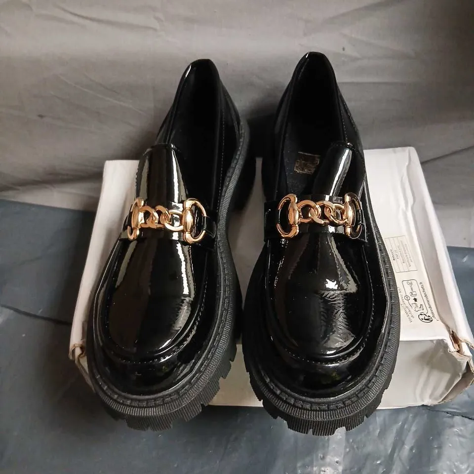 BLACK PATENT LEATHER LOAFERS WITH GOLD HORSEBIT DETAIL (EU 41) UK 8 