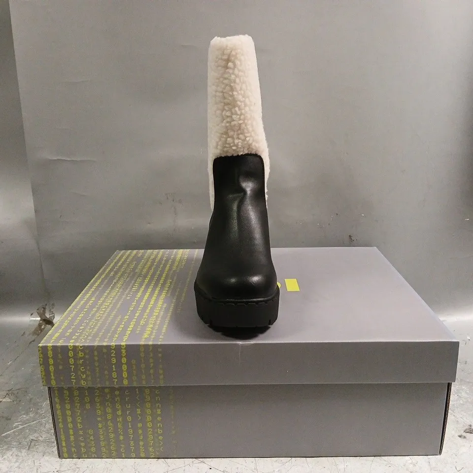 BOXED PAIR OF KOI TEXEL SHEARLING SWITCH BOOTS IN BLACK SIZE UK 6