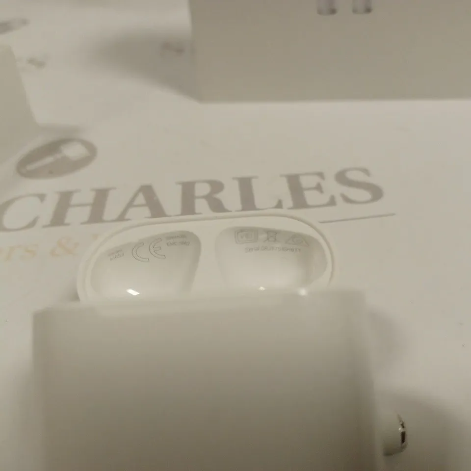 BOXED APPLE AIRPODS 