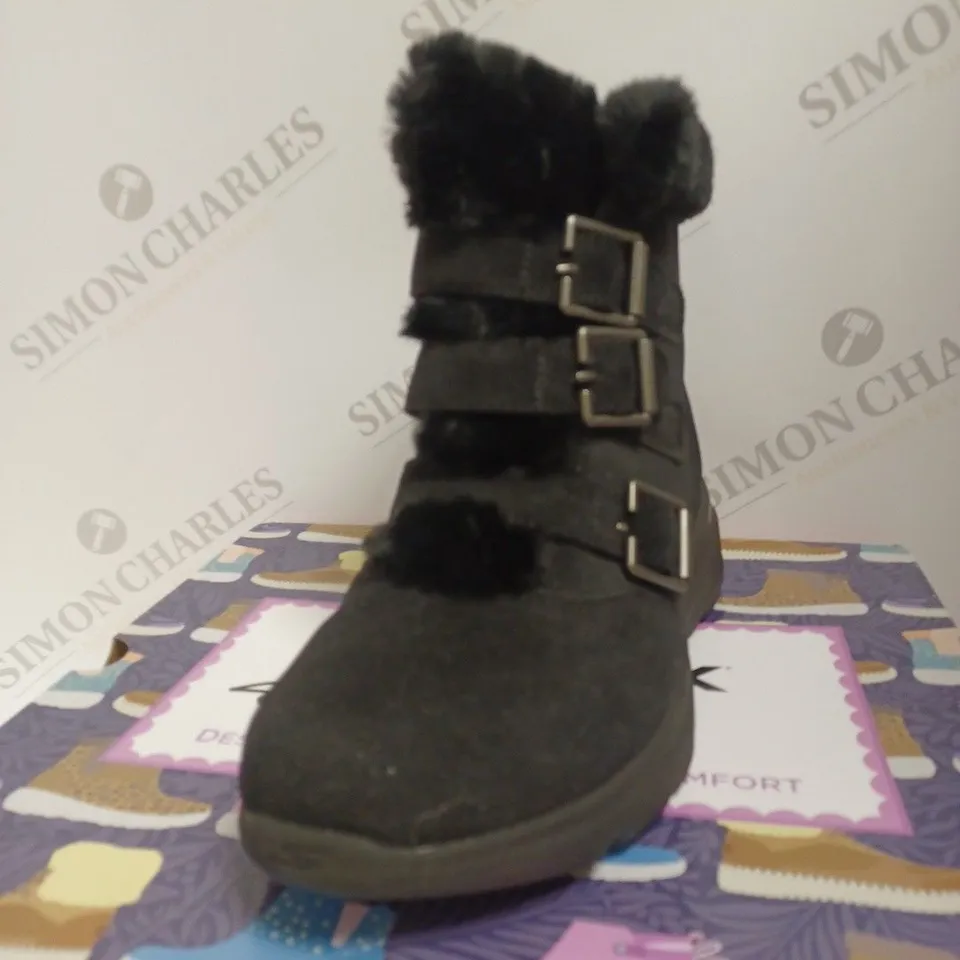 BOXED SKECHERS GLACIAL BOOTS, BLACK - SIZE 4.5