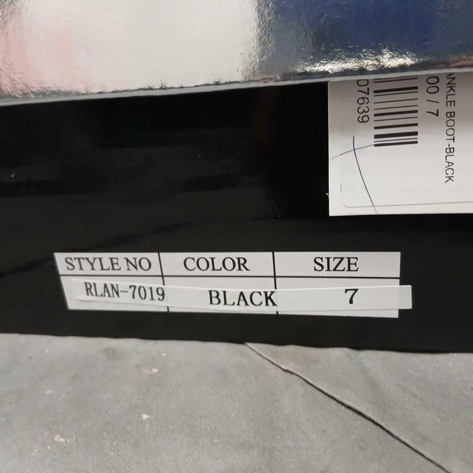 KELSI BLACK SUEDE ANKLE BOOT – UK SIZE 7 – STYLE NO RLAN-7019 