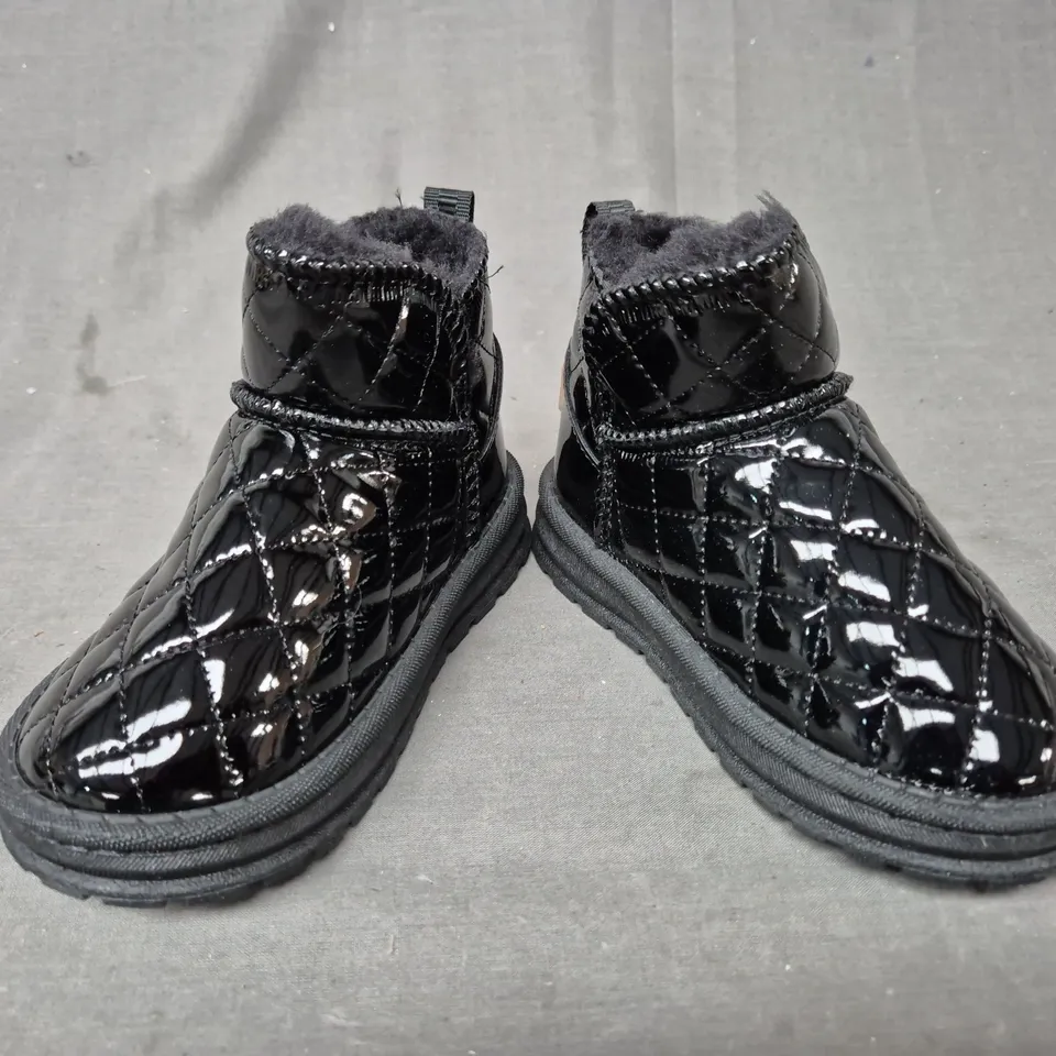 BOXED PAIR OF UNBRANDED KID'S SHOES IN BLACK EU SIZE 29