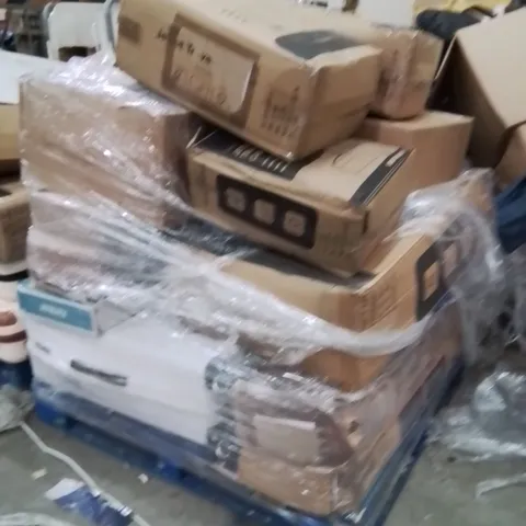 PALLET OF SUITCASES