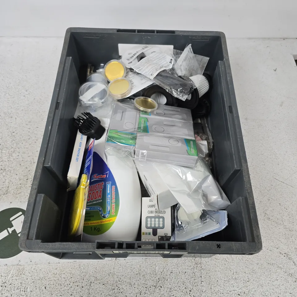 BOX CONTAINING A MIX OF APPROXIMATELY 15 ASSORTED ITEMS INCLUDING FILTERS, PIZZA CUTTER, WINDOW ALARMS ETC.