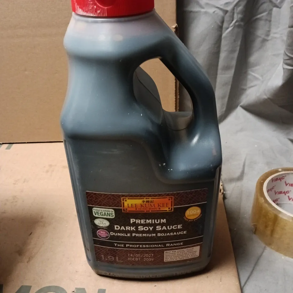 TOTE OF APPROXIMATELY 10 ASSORTED FOOD AND DRINK ITEMS TO INCLUDE: 2L PREMIUM DARK SOY SAUCE 