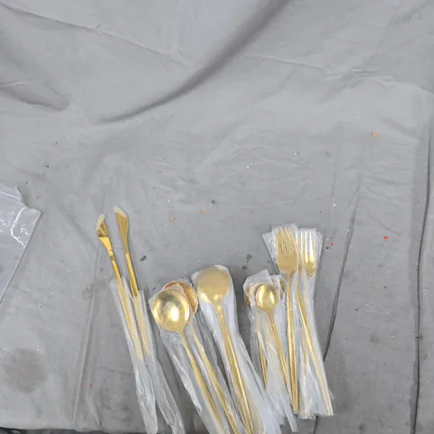 GOLD-TONE CUTLERY SET 