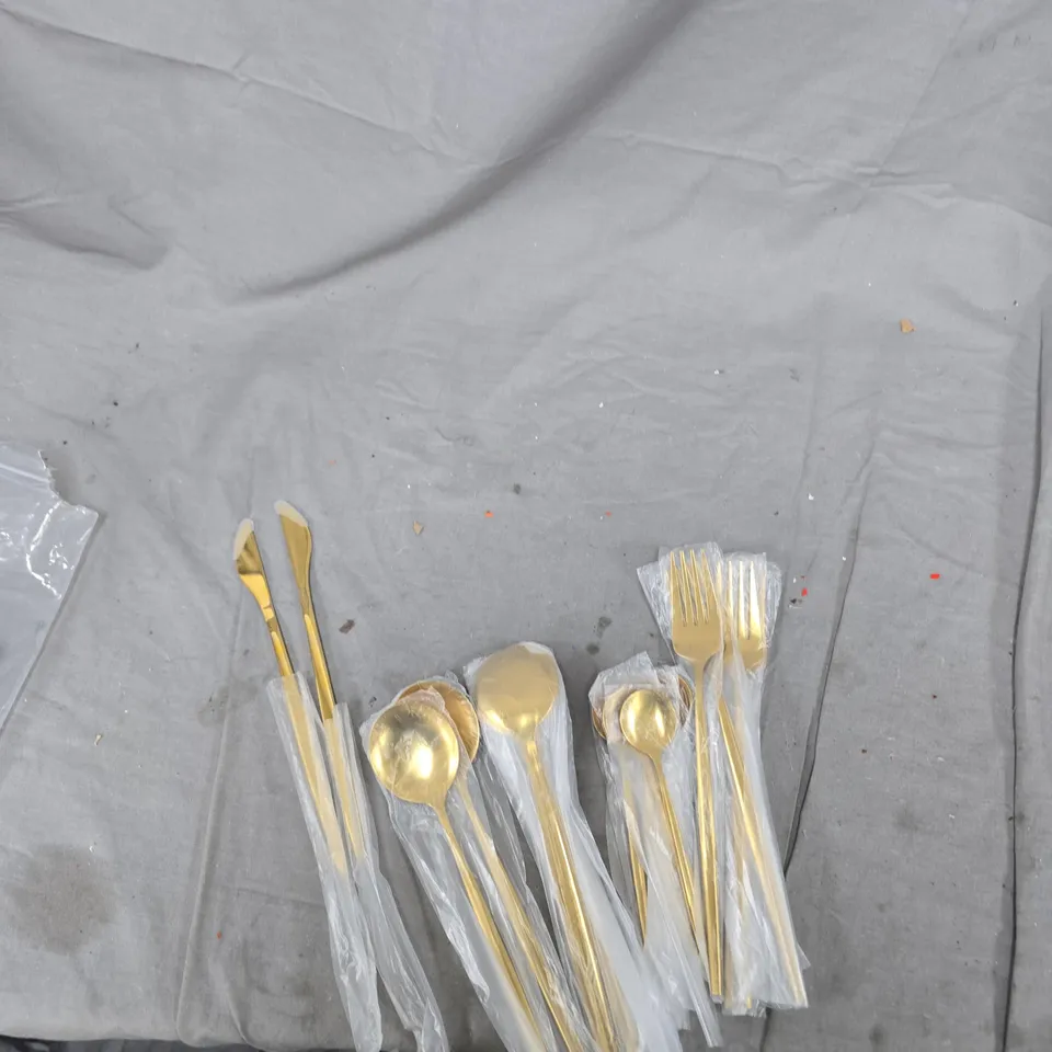 GOLD-TONE CUTLERY SET 