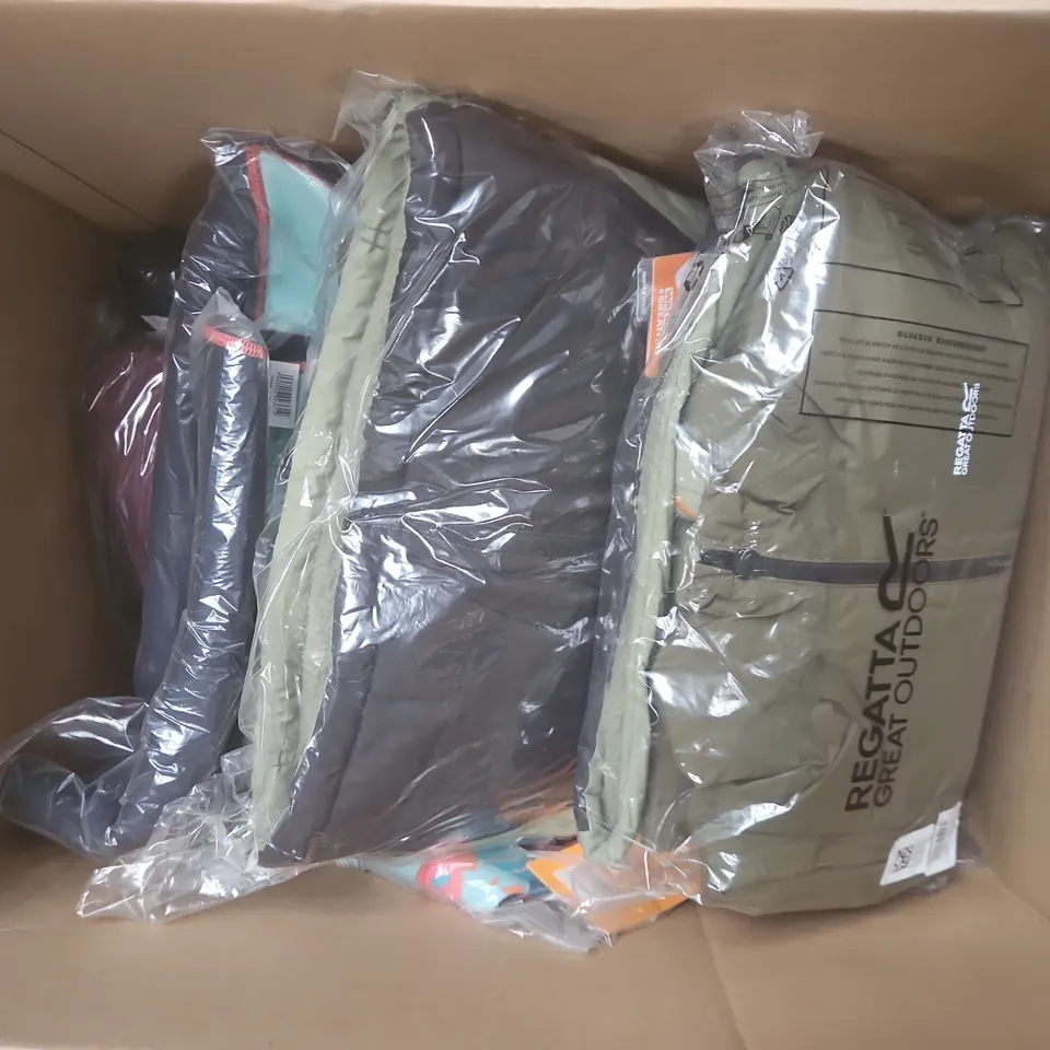 APPROXIMATELY 14 BRAND NEW REGATTA KIDS CLOTHING ITEMS IN VARIOUS SIZES, STYLES AND COLOURS TO INCLUDE TREKKTAIN3IN1, JUNIOR WETSUIT, JUNIOR FRELTON, ETC 