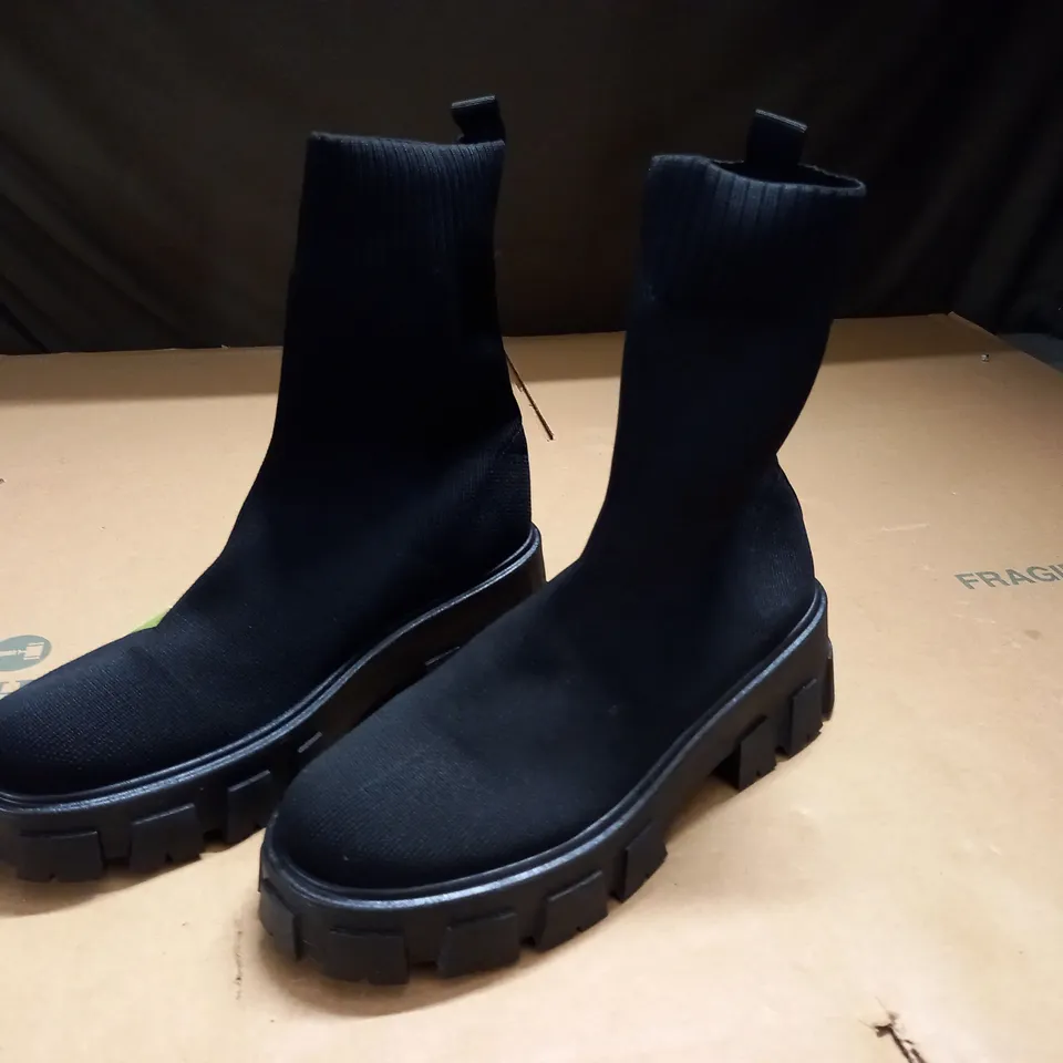 PAIR OF BLACK FABRIC CHUNKY SOLED SHOES - 6