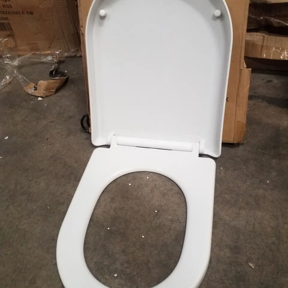 BOXED SET OF 2 TOILET SEATS