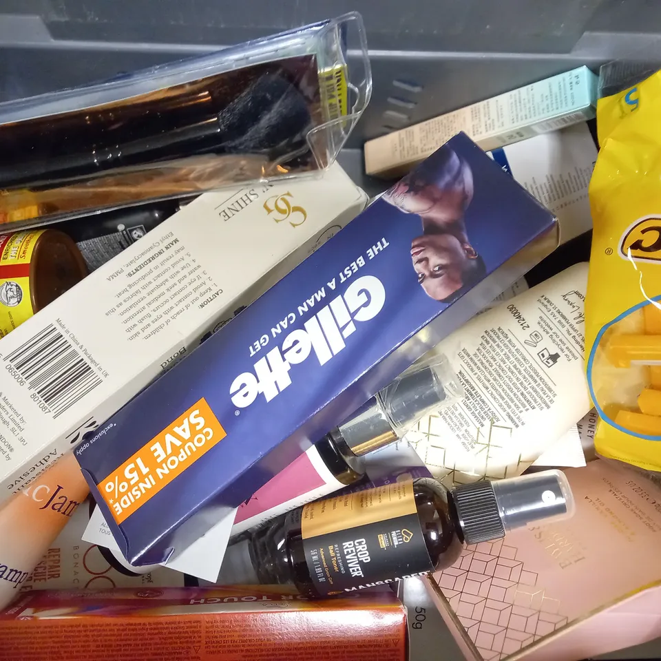 LOT OF APPROXIMATELY 20 ASSORTED HEALTH & BEAUTY ITEMS, TO INCLUDE DKNY, SOAPS, NIP+FAB, ETC