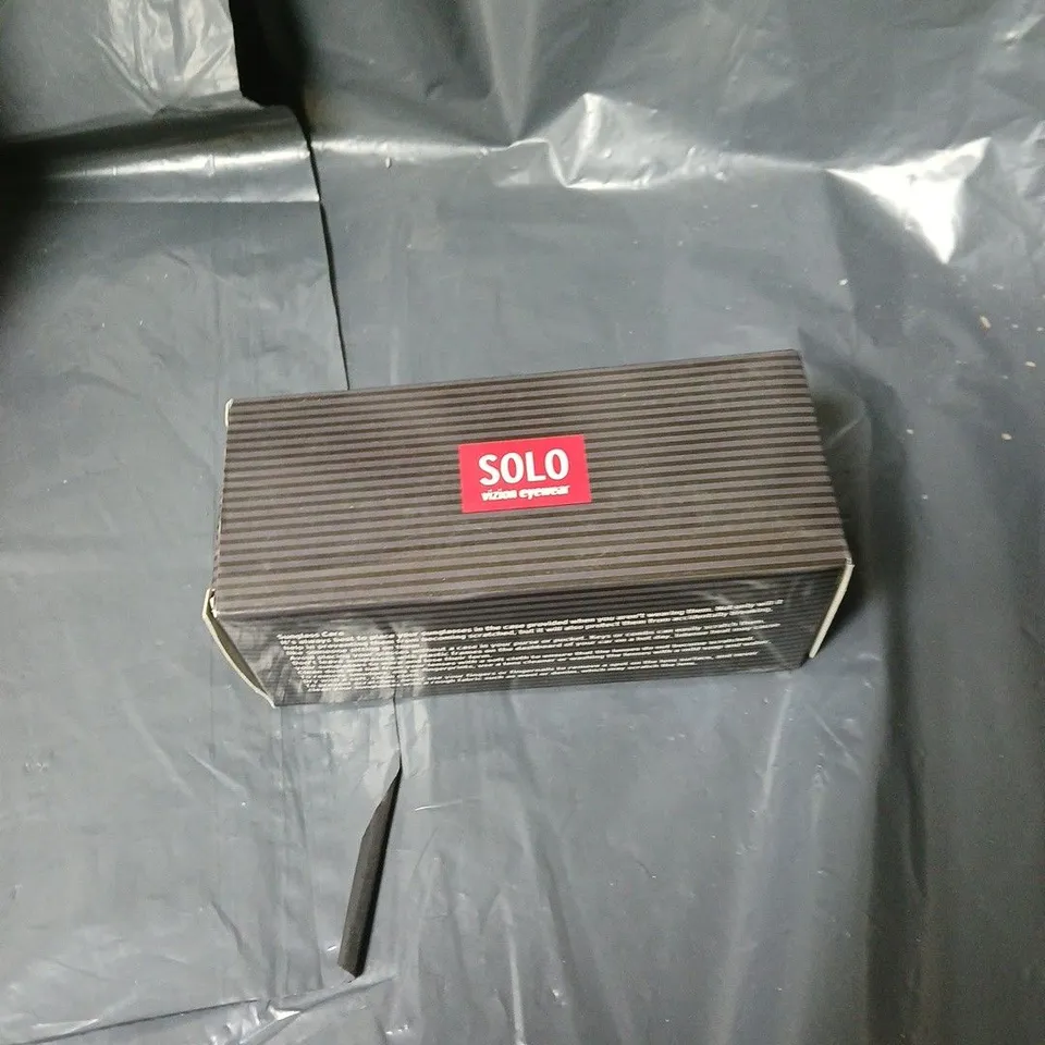 BOX OF APPROXIMATELY 30 ASSORTED ITEMS INCLUDING LED CLIP BOOK LIGHT , SOLO VISION GLASSES AND BEANIE HAT WITH LIGHT