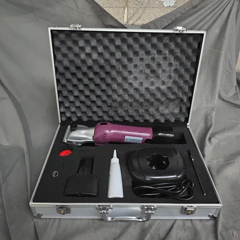 MASTERCLIP DOG GROOMING KIT INCLUDING COMPLETE ACCESSORIES .