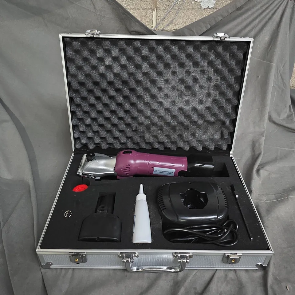 MASTERCLIP DOG GROOMING KIT INCLUDING COMPLETE ACCESSORIES .