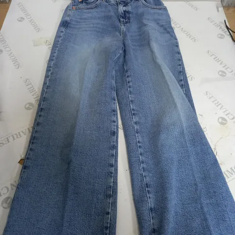 ZARA STRAIGHT FIT HIGH RAIS STRAIGHT LEG JEANS IN WASHED BLUE - EU 34