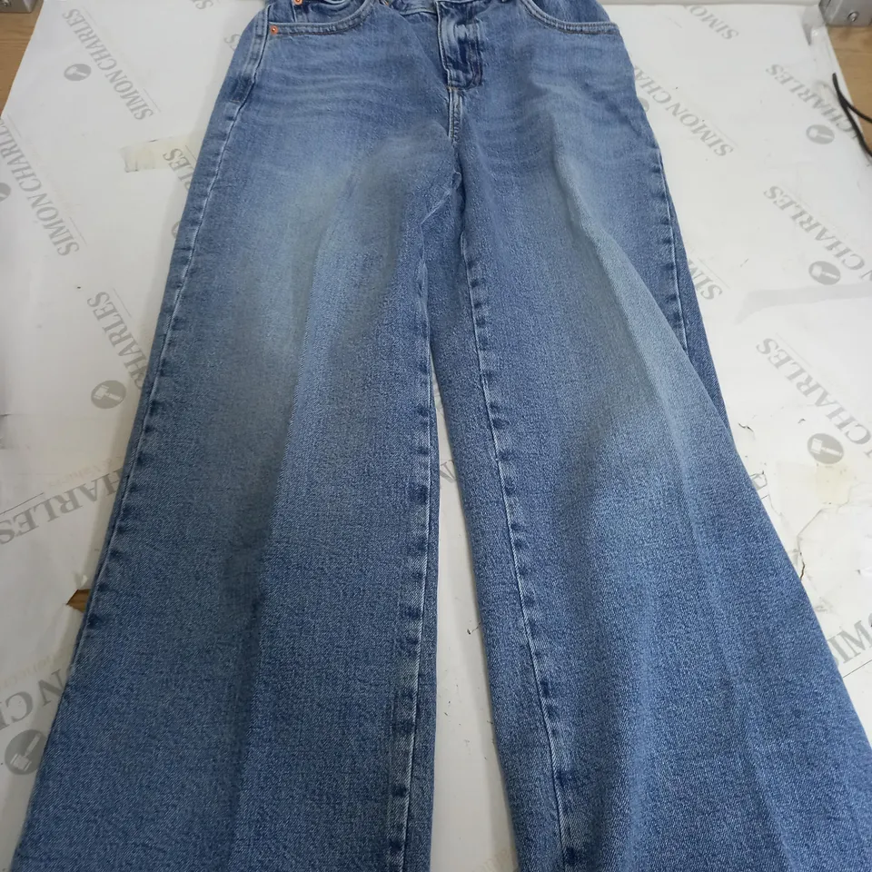 ZARA STRAIGHT FIT HIGH RAIS STRAIGHT LEG JEANS IN WASHED BLUE - EU 34